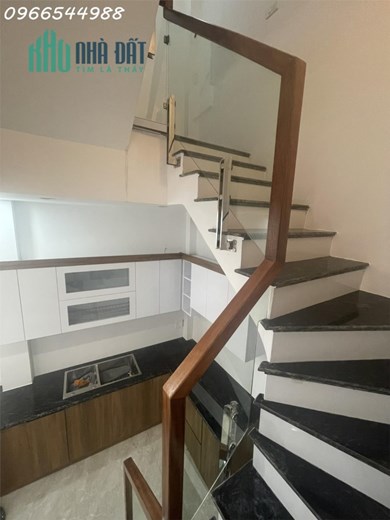 Bán nhà 5 tầng phố Thạch Bàn, nhỉnh 4 tỷ, ô tô vào nhà