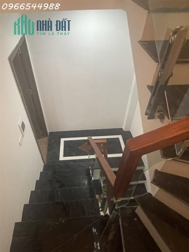 Bán nhà 5 tầng phố Thạch Bàn, nhỉnh 4 tỷ, ô tô vào nhà