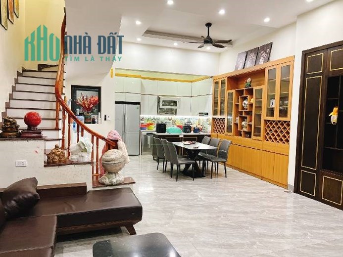 BÁN NHÀ PHÂN LÔ CẦU GIẤY Ô TÔ 7 CHỖ VÀO NHÀ, 80M, MT 6M, DÂN XÂY, GẦN PHỐ, Ở NGAY