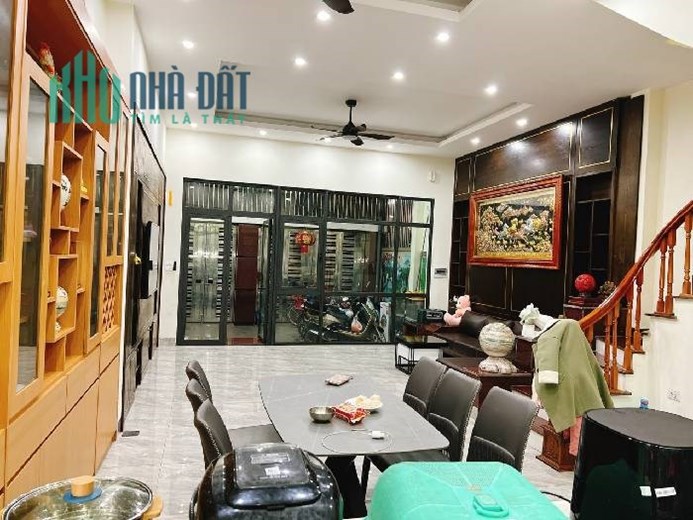 BÁN NHÀ PHÂN LÔ CẦU GIẤY Ô TÔ 7 CHỖ VÀO NHÀ, 80M, MT 6M, DÂN XÂY, GẦN PHỐ, Ở NGAY