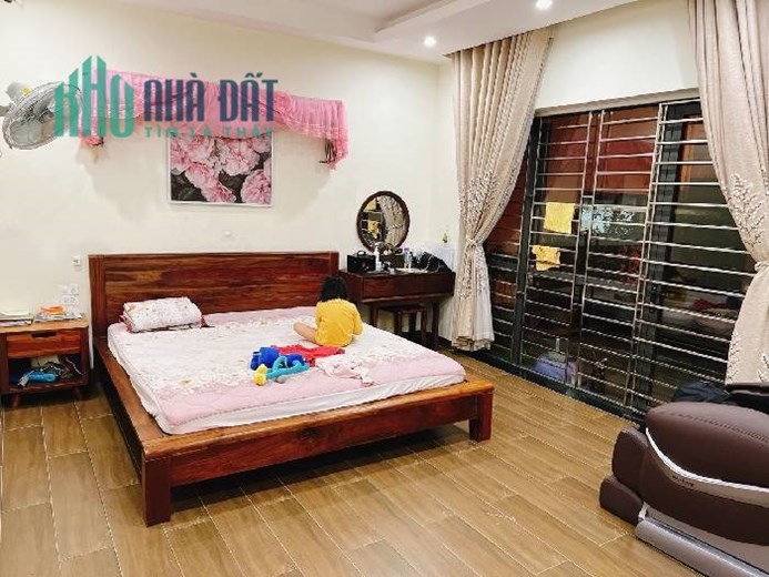 BÁN NHÀ PHÂN LÔ CẦU GIẤY Ô TÔ 7 CHỖ VÀO NHÀ, 80M, MT 6M, DÂN XÂY, GẦN PHỐ, Ở NGAY