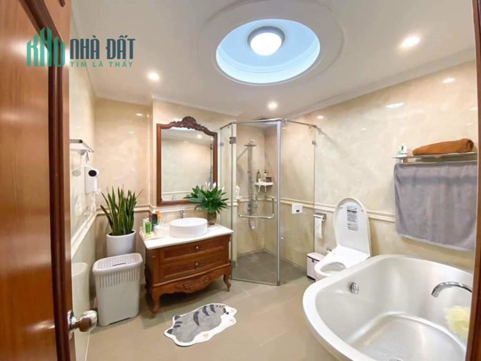 Bán Biệt Thự Tây Hồ, Lô Góc, Mặt Tiền Rộng, DT 200m2,Giá 16.3 tỷ.