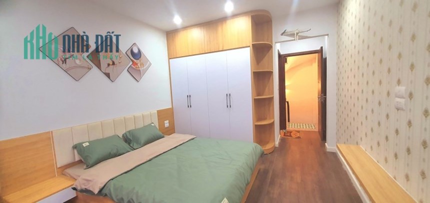 Bán nhà 5 tầng Ngọc Thuỵ, Dt 32m, giá hơn 3 tỷ.