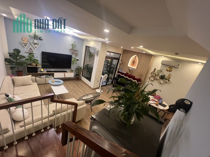 Bán GẤP! Nhà 3 tầng dân xây phố Ngọc Lâm, ô tô đỗ cổng, DT 56m2, MT 5m, nhỉnh 5 tỷ