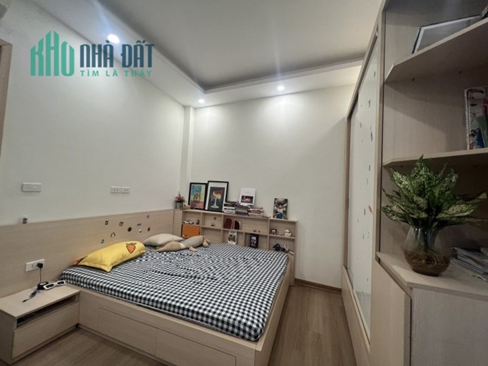 Bán GẤP! Nhà 3 tầng dân xây phố Ngọc Lâm, ô tô đỗ cổng, DT 56m2, MT 5m, nhỉnh 5 tỷ
