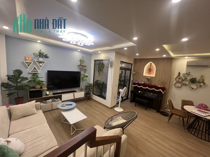 Bán GẤP! Nhà 3 tầng dân xây phố Ngọc Lâm, ô tô đỗ cổng, DT 56m2, MT 5m, nhỉnh 5 tỷ