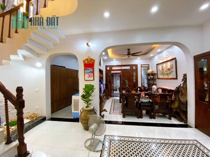 Bán nhà đẹp Ngõ 79 Khương Trung, sát phố, nở hậu, nội thất độc, 110m*4T, giá chào 15 tỷ