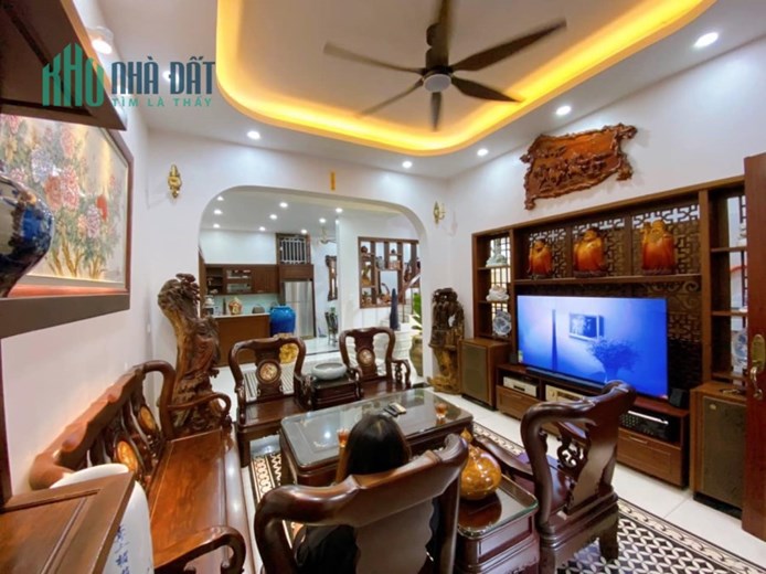 Bán nhà đẹp Ngõ 79 Khương Trung, sát phố, nở hậu, nội thất độc, 110m*4T, giá chào 15 tỷ