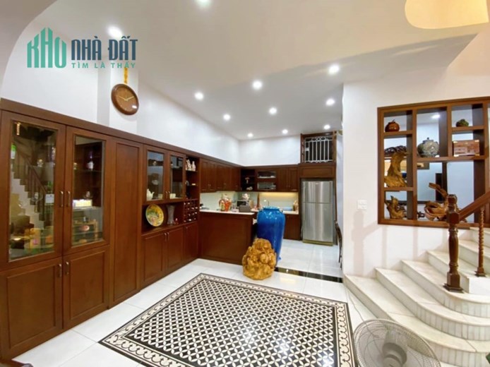 Bán nhà đẹp Ngõ 79 Khương Trung, sát phố, nở hậu, nội thất độc, 110m*4T, giá chào 15 tỷ