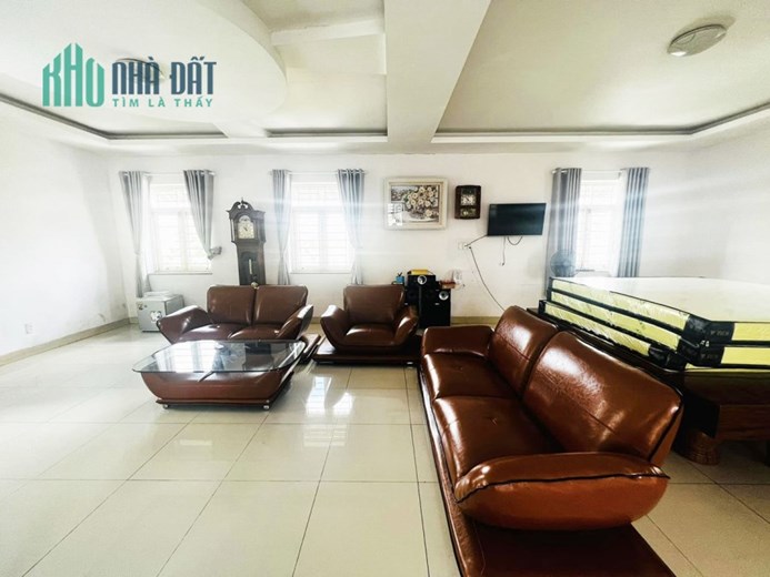BIỆT THỰ LÔ GÓC 2 MẶT TIỀN ĐƯỜNG 12M, NGAY KHU NAM LONG, NGANG 50M, GẦN 300M2, 3 TẦNG, NỘI THẤT CAO