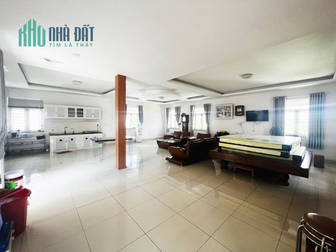 BIỆT THỰ LÔ GÓC 2 MẶT TIỀN ĐƯỜNG 12M, NGAY KHU NAM LONG, NGANG 50M, GẦN 300M2, 3 TẦNG, NỘI THẤT CAO