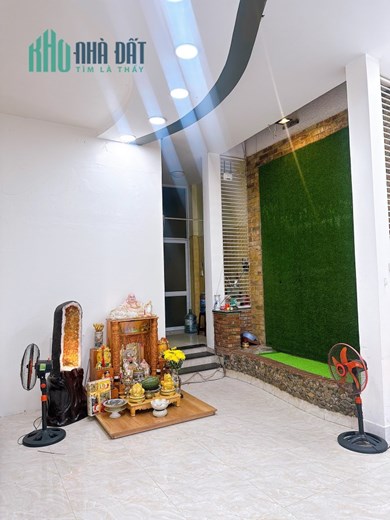 Cần cho thuê mặt bằng mặt tiền đường Đỗ Quang giáp đường chính NVL