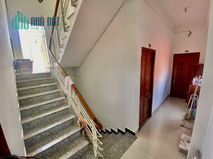 BÁN TÒA MOTEL 5 TẦNG - ĐỐI DIỆN TRƯỜNG ĐH KIẾN TRÚC & ĐÔNG Á