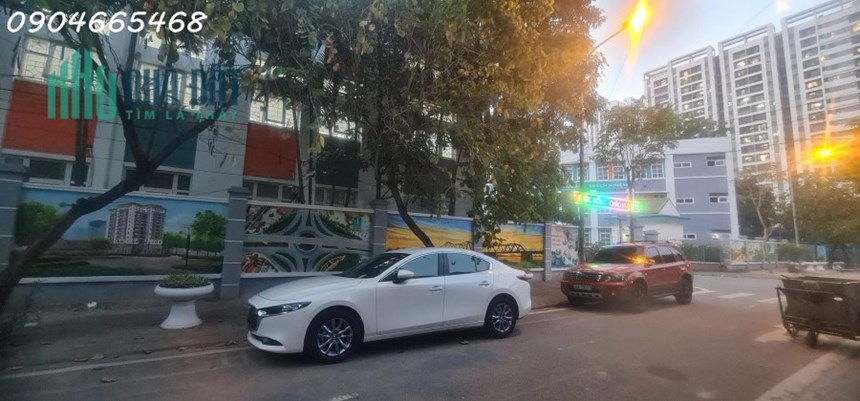 BÁN ĐẤT ĐẤU GIÁ PHỐ CHU HUY MÂN, PHÚC ĐỒNG, LONG BIÊN, VỈA HÈ, KINH DOANH, HAI Ô TÔ TRÁNH NHAU.