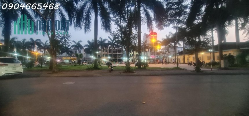 BÁN ĐẤT ĐẤU GIÁ PHỐ CHU HUY MÂN, PHÚC ĐỒNG, LONG BIÊN, VỈA HÈ, KINH DOANH, HAI Ô TÔ TRÁNH NHAU.