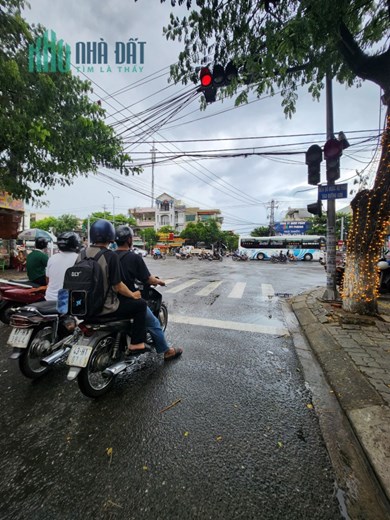 BÁN NHÀ ĐẸP MỚI TÔN ĐẢN - TP. ĐÀ NẴNG - GIÁ SẬP HỐ SẬP HẦM 𝟐.𝟔 𝐓𝐘̉ - Ô TÔ ĐỖ TRONG NHÀ