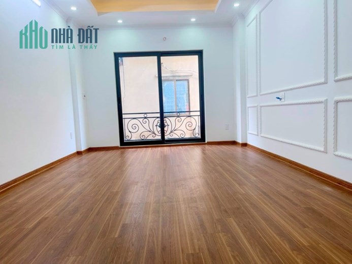TRUNG TÂM QUẬN THANH XUÂN GẦN ROYACITY NGÃ TƯ SỞ HÀ NỘI NHÀ 4 TẦNG DT:45M2 MT:4M 6 PHÒNG NGỦ GIÁ :