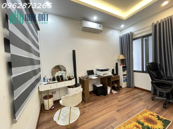 Bán nhà. Đường Trường Lâm, Quận Long Biên. Oto vào tận cửa, hai xe tránh nhau. Nội thất hiện đại,