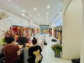 BÁN NHÀ MP TRUNG KÍNH TO, VỊ TRÍ ĐẮC ĐỊA, VỈA HÈ TO, 2 THOÁNG, Ô TÔ TRÁNH, KINH DOANH ĐỈNH