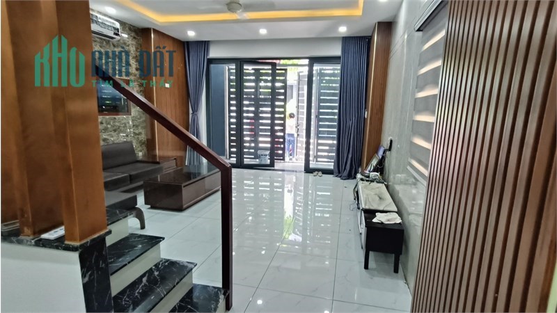 Nhà 3 Phòng Ngủ, 2 Toilet, Mặt Tiền Đường Nhựa 10m - Giá 16 Triệu/tháng