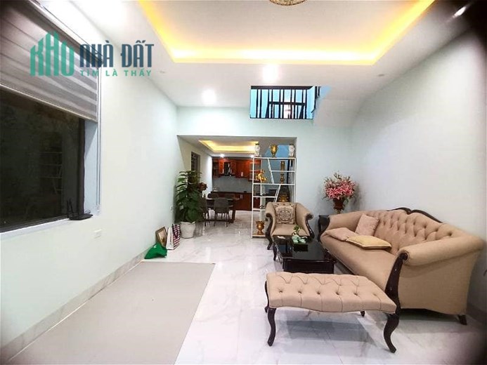 NHÀ GẦN PHỐ , Ô TÔ ĐỖ CỔNG , CHỦ ĐỂ LẠI TOÀN BỘ NỘI THẤT