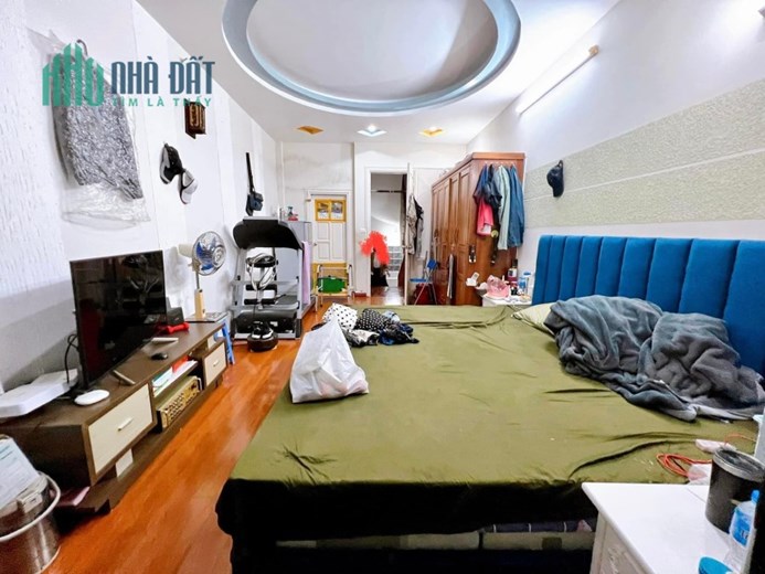 Bán nhà phố Cát Linh, 20m mặt phố,2 mặt ngõ, nhà đẹp, dân xây, 42m, 5T, 5.5 tỷ