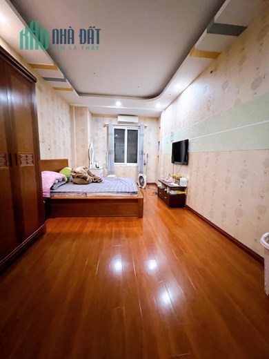 Bán nhà phố Cát Linh, 20m mặt phố,2 mặt ngõ, nhà đẹp, dân xây, 42m, 5T, 5.5 tỷ