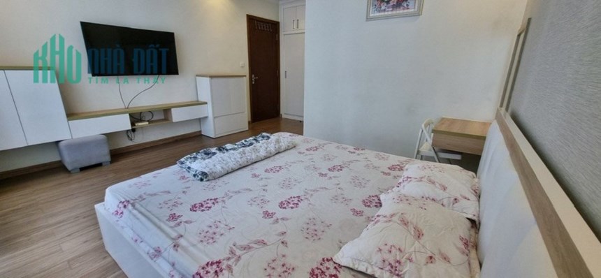 Bán CHCC Vinhomes Central Park Bình Thạnh, 81m2 tặng nội thất 1.32 tỷ. Lh:0817918117