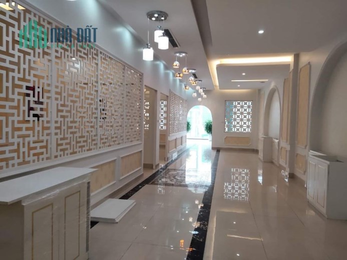 Bán nhà 61m2 Mặt phố Yên Hoa, Mặt Hồ Tây Gara 7 chỗ Thang máy Kinh doanh đắc địa 22.1 Tỷ