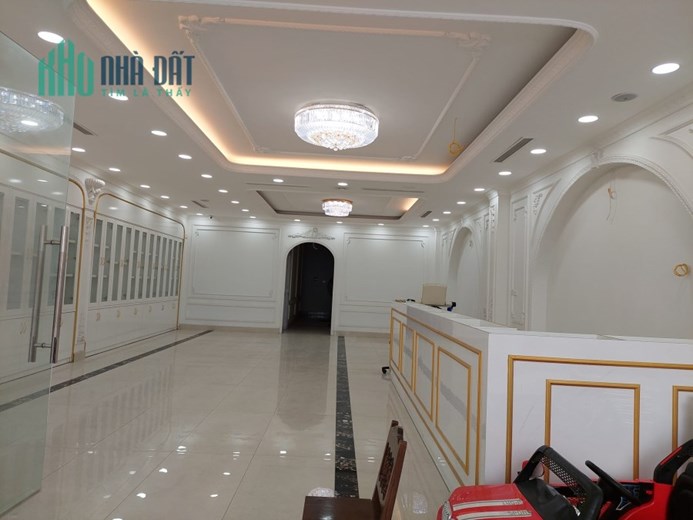 Bán nhà 61m2 Mặt phố Yên Hoa, View Hồ Tây Gara 2 Ô tô Thang máy Kinh doanh vô đối 22.3 Tỷ