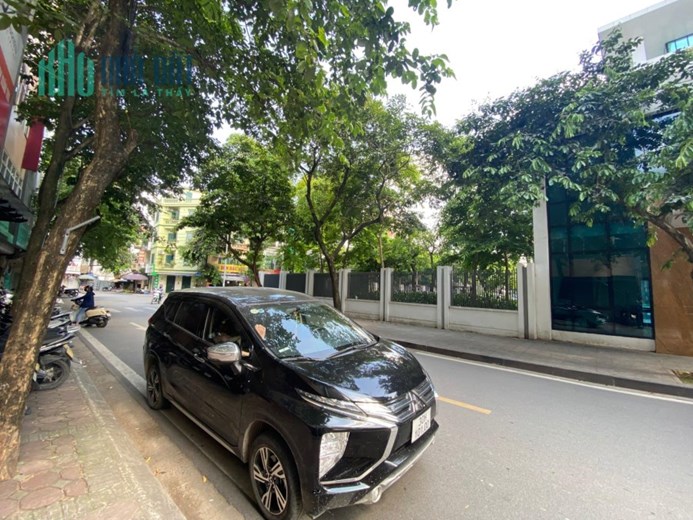 ( GIẢM NHANH 3 TỶ) BÁN GẤP Nhà phố Hoàng Cầu 65m2, 7T thang máy, hè 2m, 3 oto tránh.