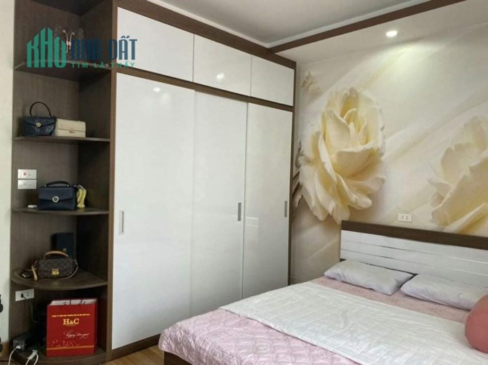 Bán nhà phố Thiên Lôi gần Hoàng Huy, 4 tầng 4 ngủ GIÁ 2.68 tỉ có sân cổng