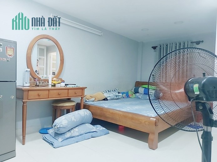 Giáp Tân Bình – hẻm xe hơi đỗ cửa – 45m2 – nhà đẹp – giá 3.x tỷ.