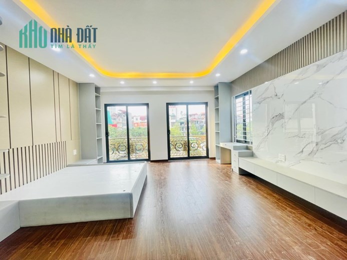 Bán nhà mới ở luôn phố Lĩnh Nam, DT55m2 x 5 tầng, MT 5m, Nhỉnh 6 tỷ.