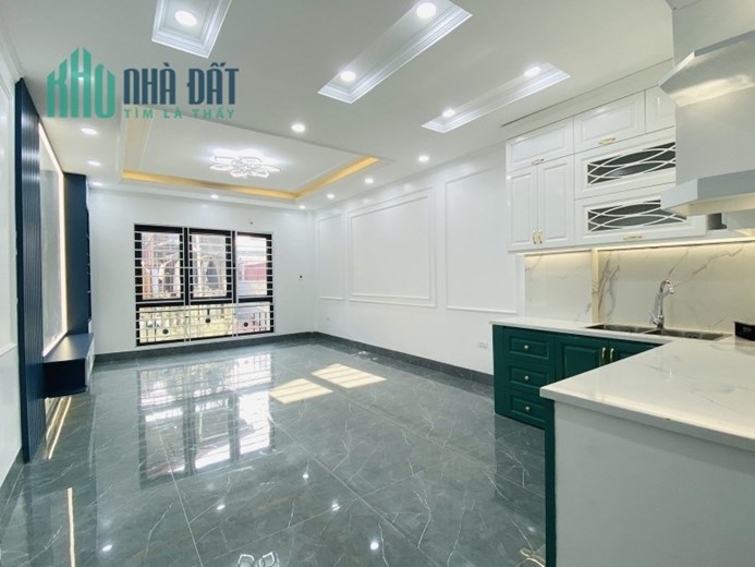 Bán nhà mới xây ở luôn phố Lĩnh Nam, DT55m2 x 5 tầng, MT 5m, Nhỉnh 6 tỷ.