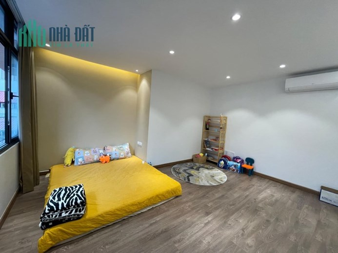 Bán nhà mới xây ở luôn phố Lĩnh Nam, DT55m2 x 5 tầng, MT 5m, Nhỉnh 6 tỷ.