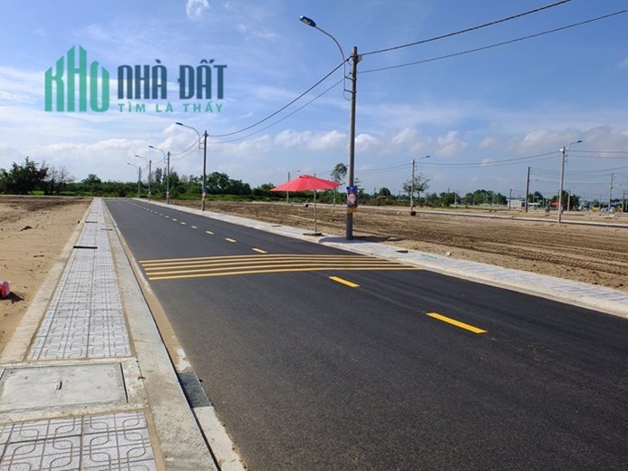 cần tiền đi mỹ định cư nên cần bán gấp lô đất ngay trung tâm huyện , có dân cư đông đút