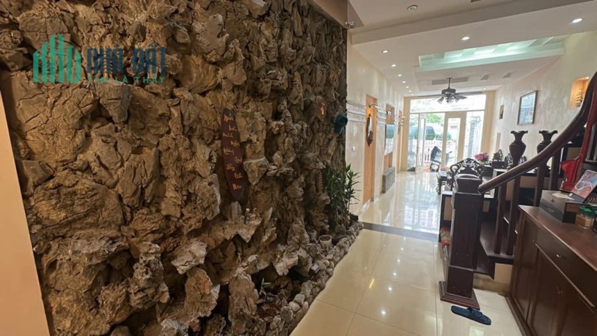 Siêu hiếm nhà mặt hồ Ngọc Lâm, 1 mặt ngõ, 140m x 4tầng, nở hậu, full thổ cư