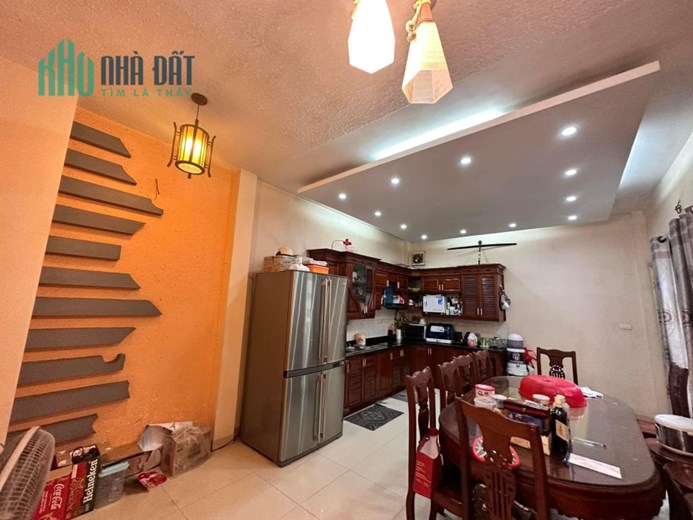 Siêu hiếm nhà mặt hồ Ngọc Lâm, 1 mặt ngõ, 140m x 4tầng, nở hậu, full thổ cư