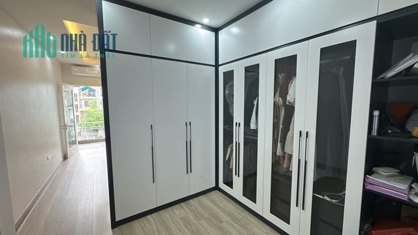 Siêu hiếm nhà mặt hồ Ngọc Lâm, 1 mặt ngõ, 140m x 4tầng, nở hậu, full thổ cư