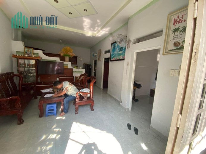 NHÀ MẶT TIỀN ĐƯỜNG - LÔ GÓC - CẤP 4 TIỆN XÂY MỚI