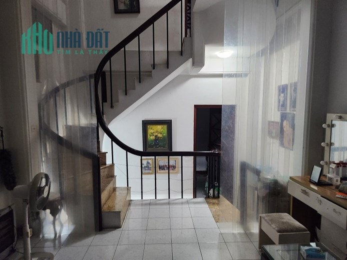 Bán nhà Cát Linh 38m2 4 tầng, ngõ nông, gần phố, mt 4m, 3 mặt thoáng, 5,4 tỷ