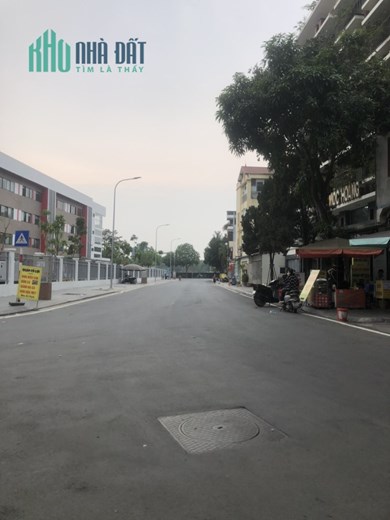 Bán nhà Thạch Bàn, Gân Phố, 40 m2, 5 tầng, chỉ nhĩnh 4 tỷ.