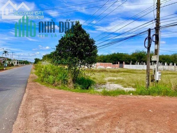 Ngân hàng siết nợ. Bán gấp 2015m2 thổ cư, lô góc 2MT, đường nhựa 16m, gần chợ. Giá 300TR