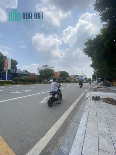 Cho thuê 200m2 nhà kinh doanh mặt đường Nguyễn Tất Thành, Vĩnh Yên giá : 12tr/tháng