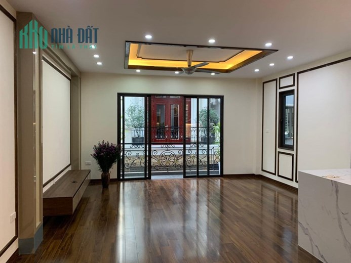 Bán nhà mới Nguyễn Văn Cừ, Lô góc, 55m x 5 tầng, thang máy, ô tô, 12 tỷ 8