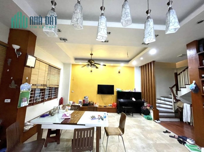 NHÀ MẶT TIỀN RỘNG , CÓ THANG MÁY SANG TRỌNG ,GẦN TÂY HỒ