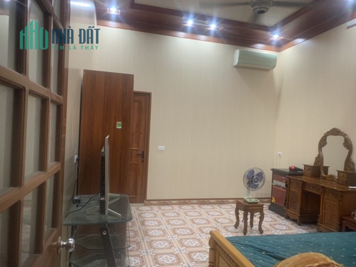 Nhà 3 tầng mặt đường giữa trung tâm -THỊ - TRẤN - GÔI -Ngay cổng chợ 
- Đang Kinh Doanh rất rất