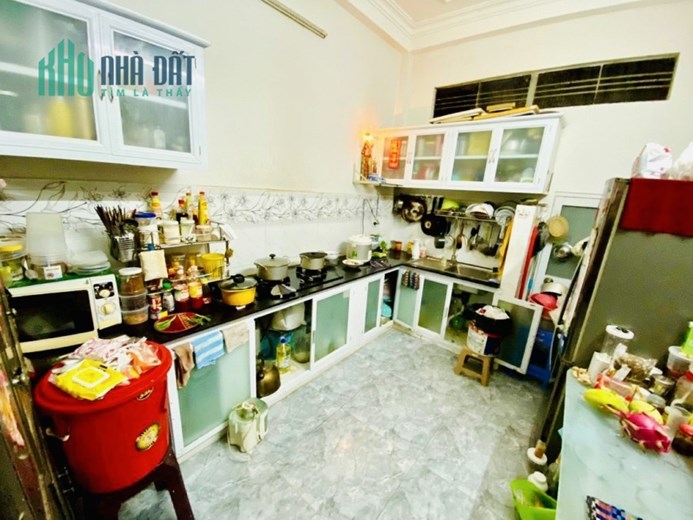 HẺM XE HƠI. CÁCH MẶT TIỀN 1 CĂN. SỔ VUÔNG. DT 42M2. NHÀ 3 TẦNG..