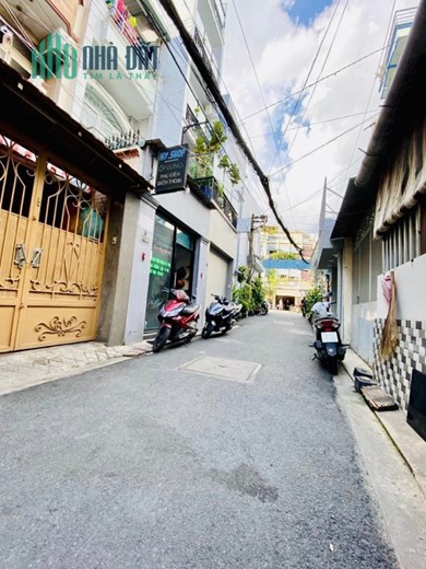 HẺM XE HƠI. CÁCH MẶT TIỀN 1 CĂN. SỔ VUÔNG. DT 42M2. NHÀ 3 TẦNG..